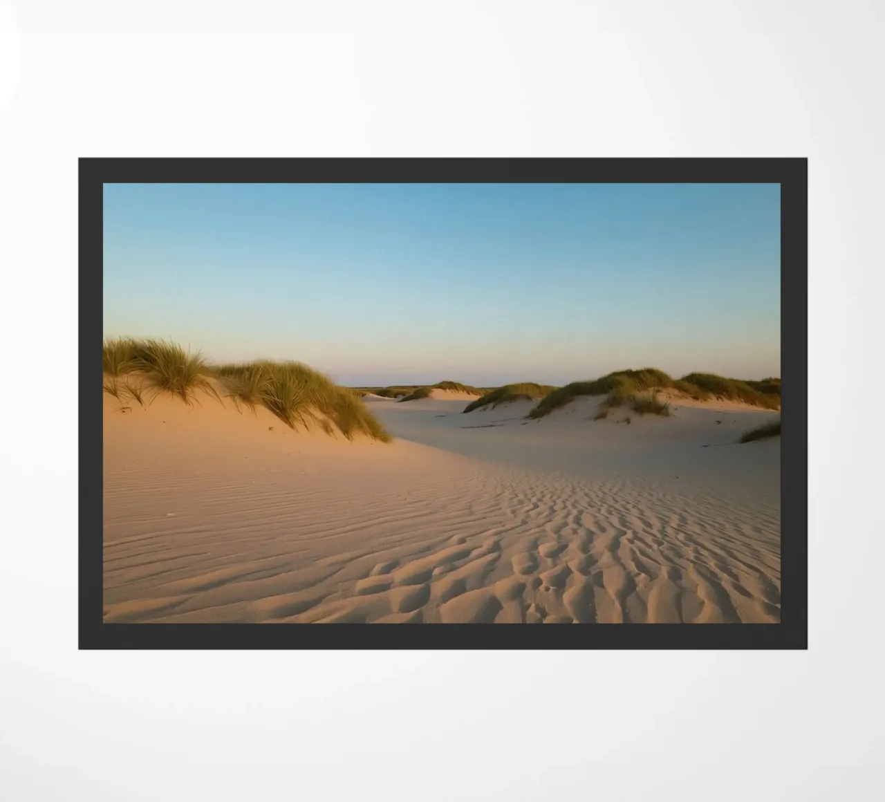 Dune di sabbia ed erba sotto un cielo blu pallido zerbino da DesignDoodle
