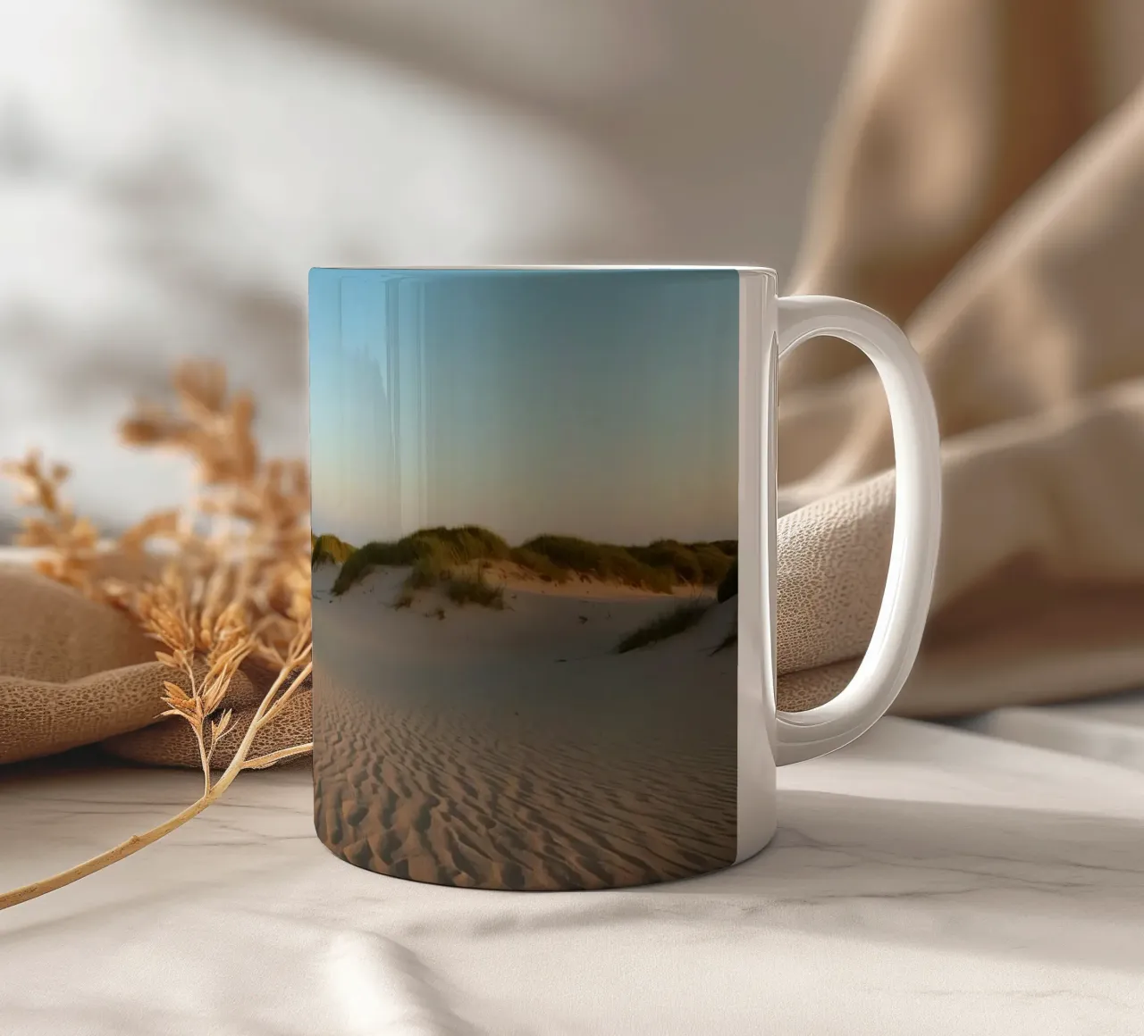 Dune di sabbia ed erba sotto un cielo blu pallido tazza in ceramica da DesignDoodle
