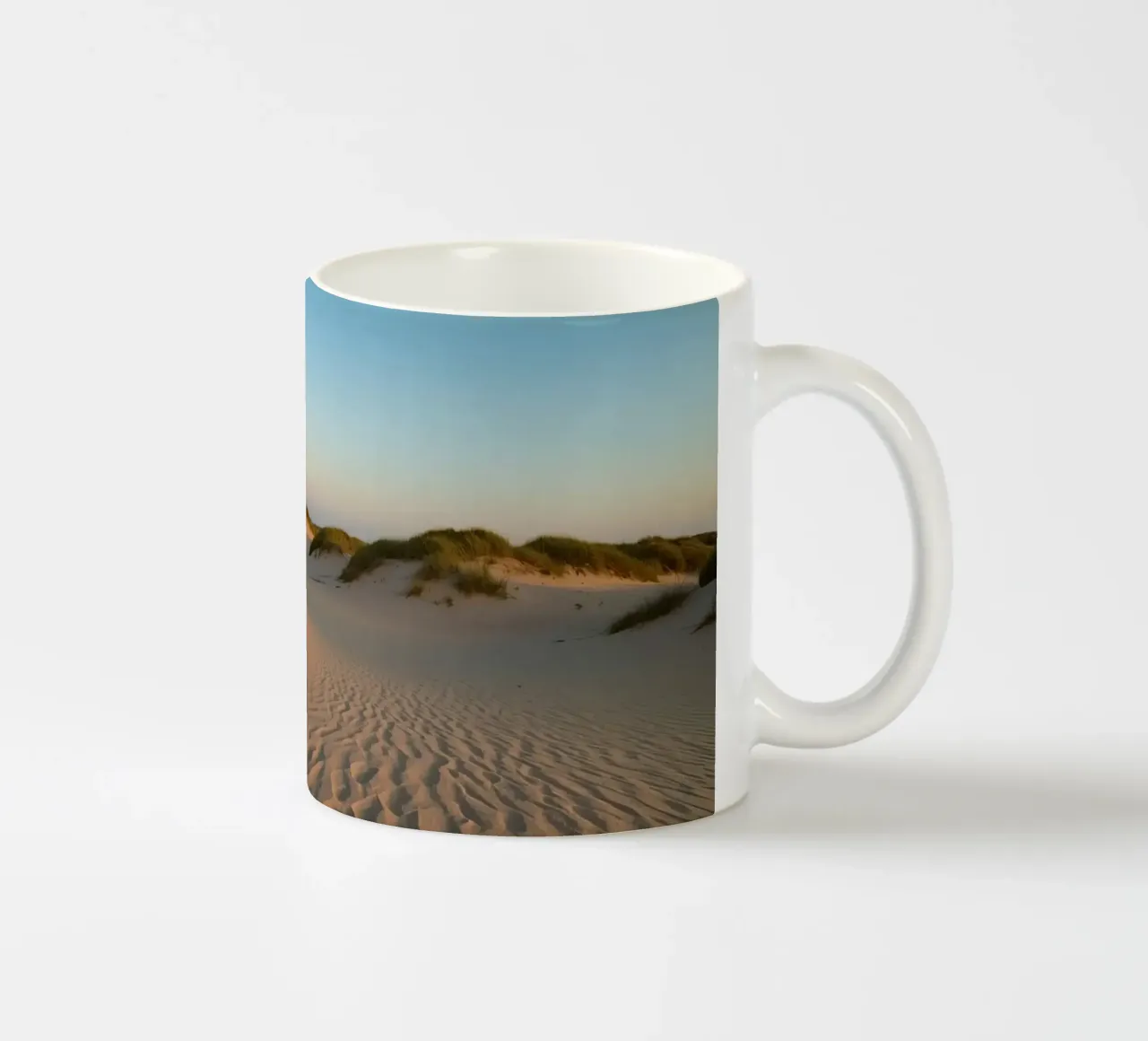 Dune di sabbia ed erba sotto un cielo blu pallido tazza in ceramica da DesignDoodle