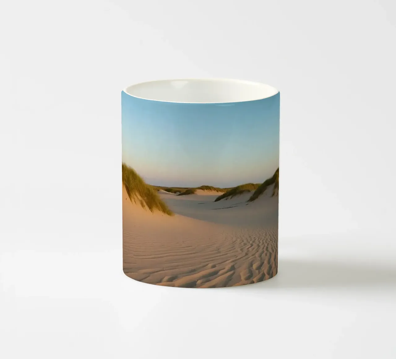 Dune di sabbia ed erba sotto un cielo blu pallido tazza in ceramica da DesignDoodle