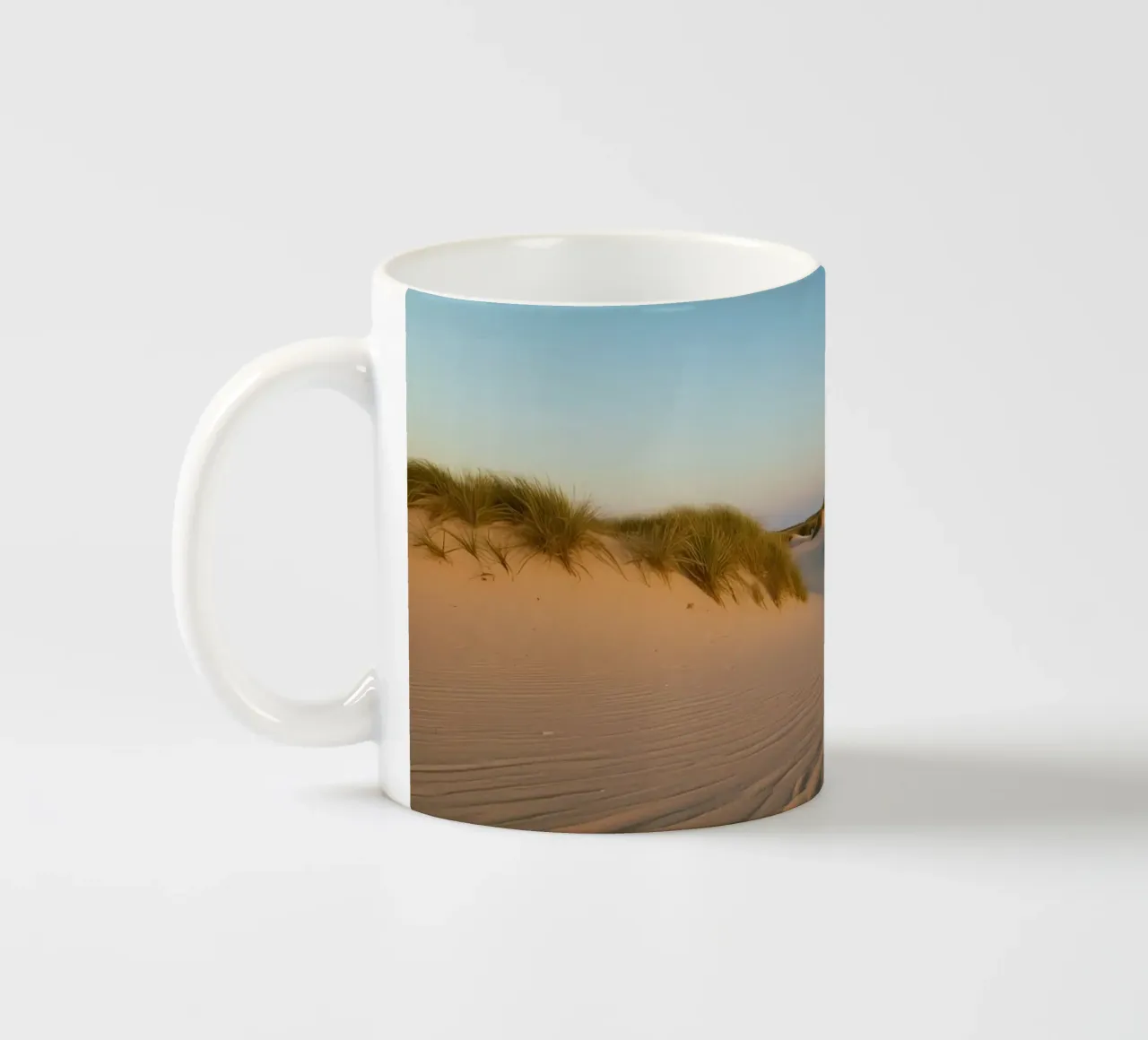 Dune di sabbia ed erba sotto un cielo blu pallido tazza in ceramica da DesignDoodle