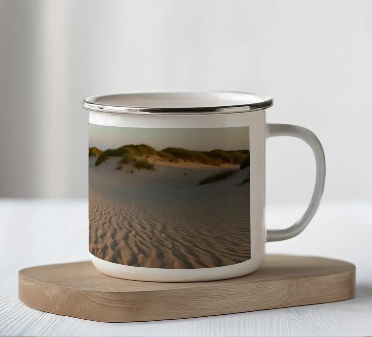 Dune di sabbia ed erba sotto un cielo blu pallido tazza in smalto da DesignDoodle