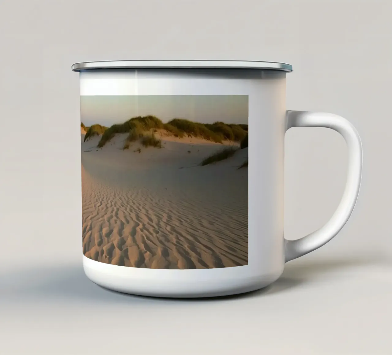 Dune di sabbia ed erba sotto un cielo blu pallido tazza in smalto da DesignDoodle