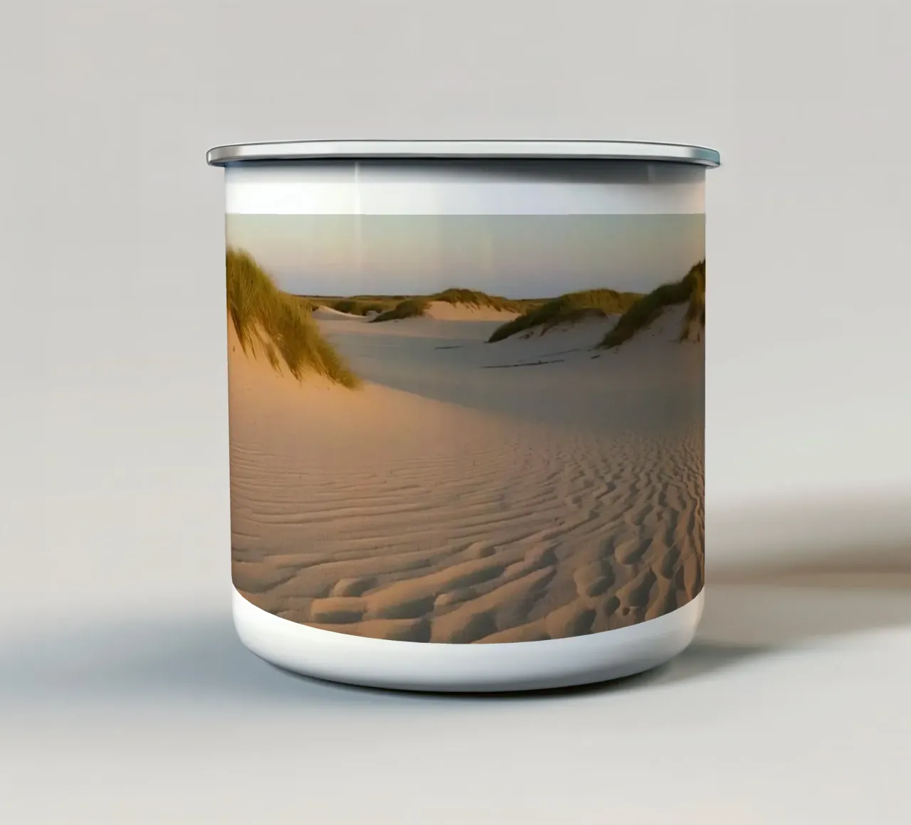 Dune di sabbia ed erba sotto un cielo blu pallido tazza in smalto da DesignDoodle