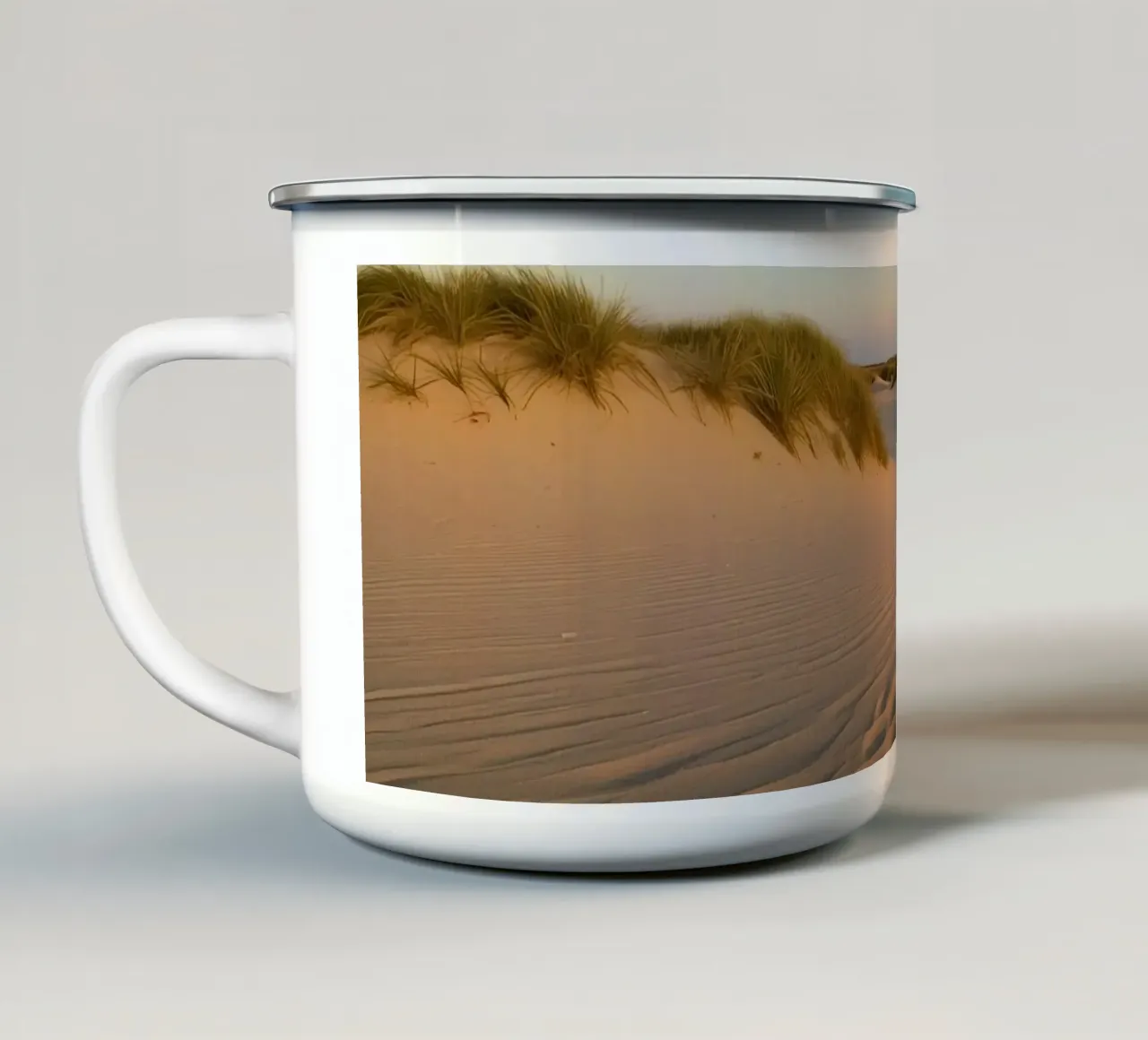 Dune di sabbia ed erba sotto un cielo blu pallido tazza in smalto da DesignDoodle
