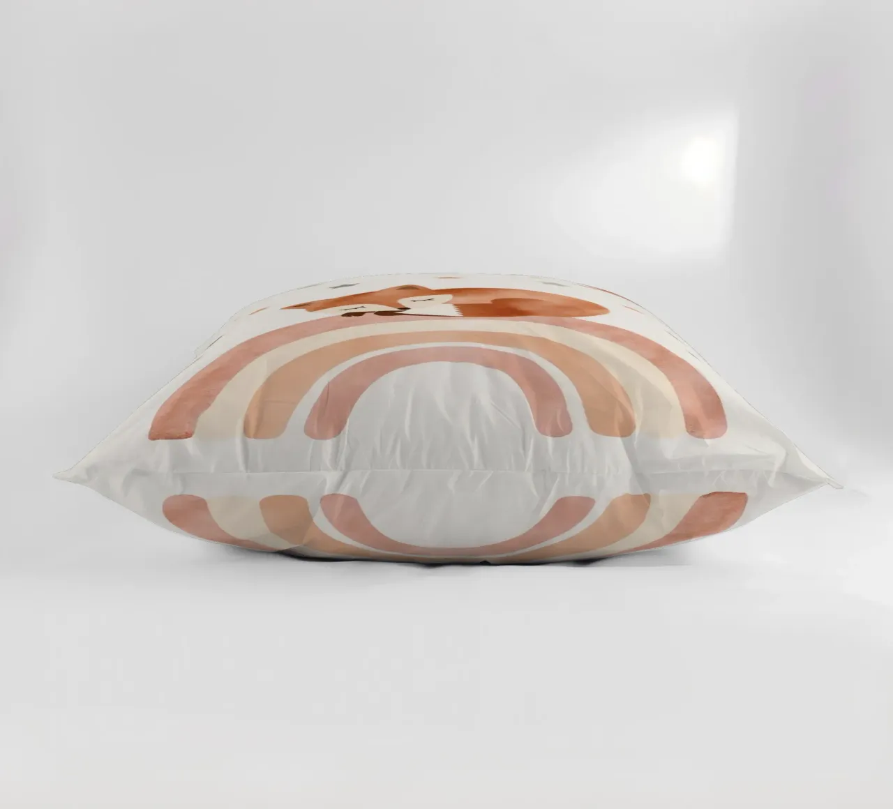 Simpatica volpe addormentata sull'arcobaleno con elementi celestiali cuscino da DesignDoodle