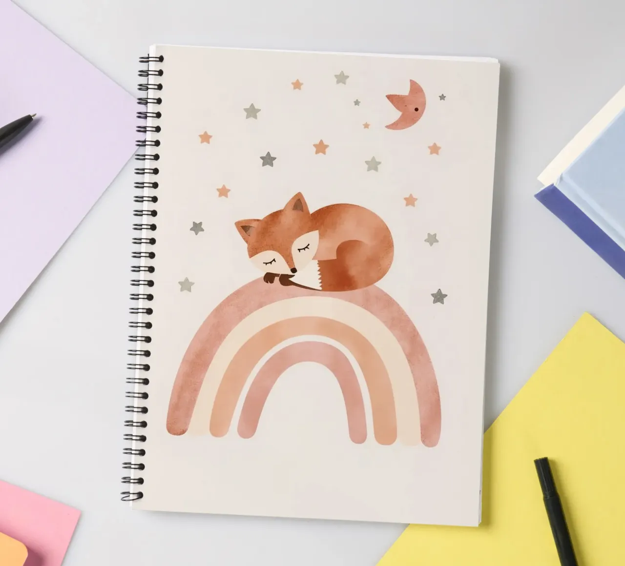 Simpatica volpe addormentata sull'arcobaleno con elementi celestiali diario ad anelli da DesignDoodle