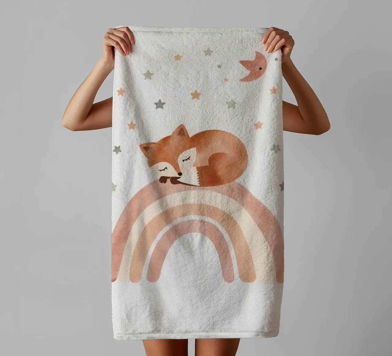 Simpatica volpe addormentata sull'arcobaleno con elementi celestiali asciugamano da bagno da DesignDoodle