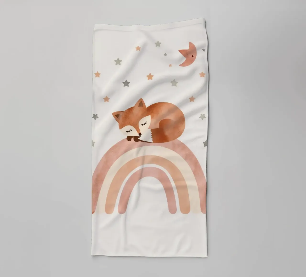 Simpatica volpe addormentata sull'arcobaleno con elementi celestiali asciugamano da bagno da DesignDoodle