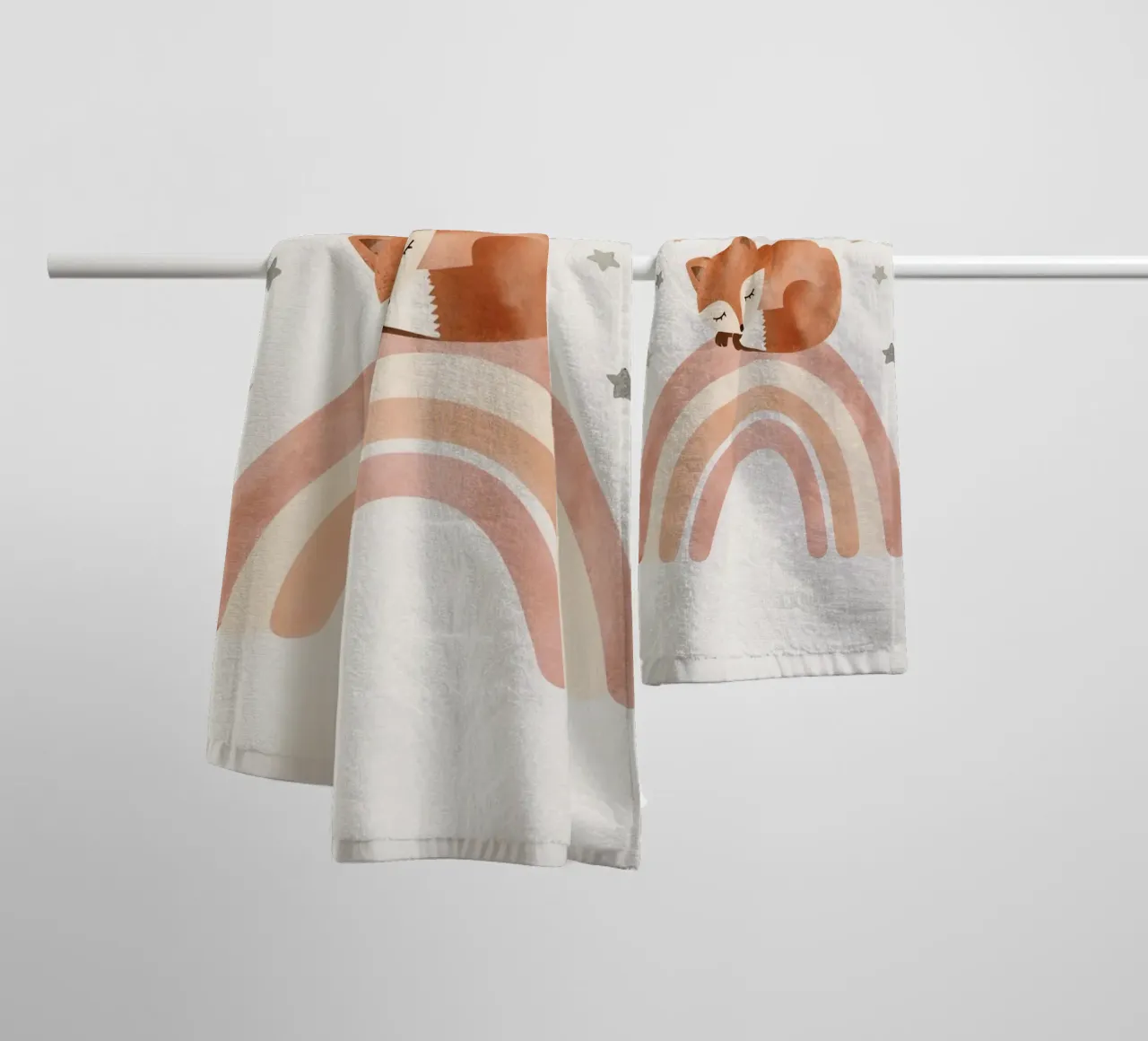 Simpatica volpe addormentata sull'arcobaleno con elementi celestiali asciugamano da bagno da DesignDoodle