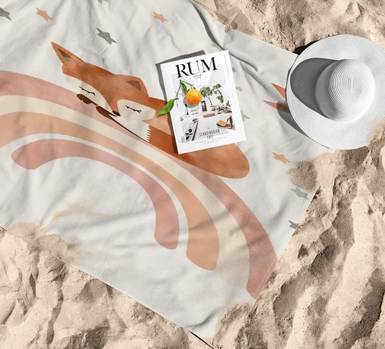 Simpatica volpe addormentata sull'arcobaleno con elementi celestiali telo mare da DesignDoodle