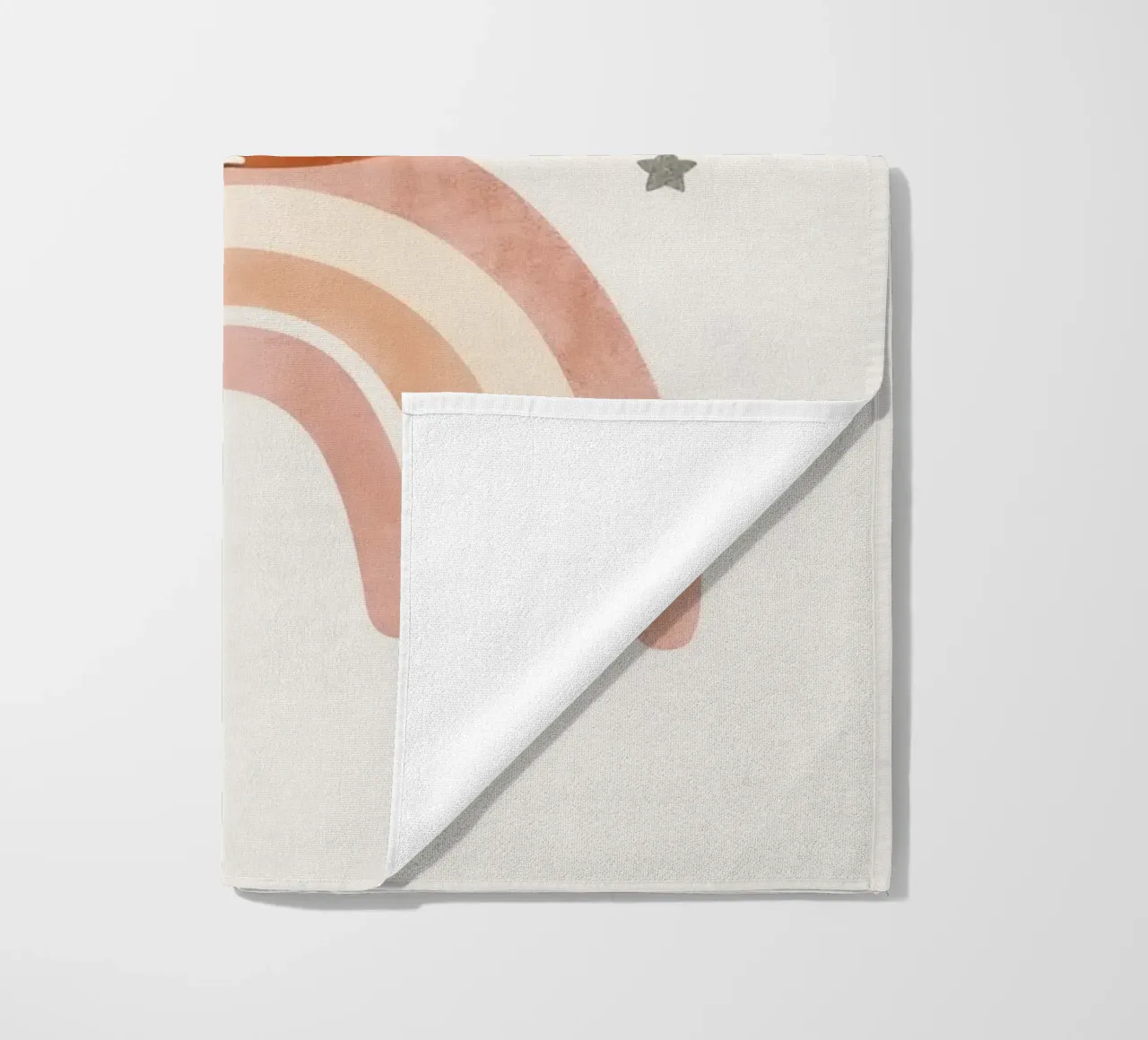 Simpatica volpe addormentata sull'arcobaleno con elementi celestiali telo mare da DesignDoodle