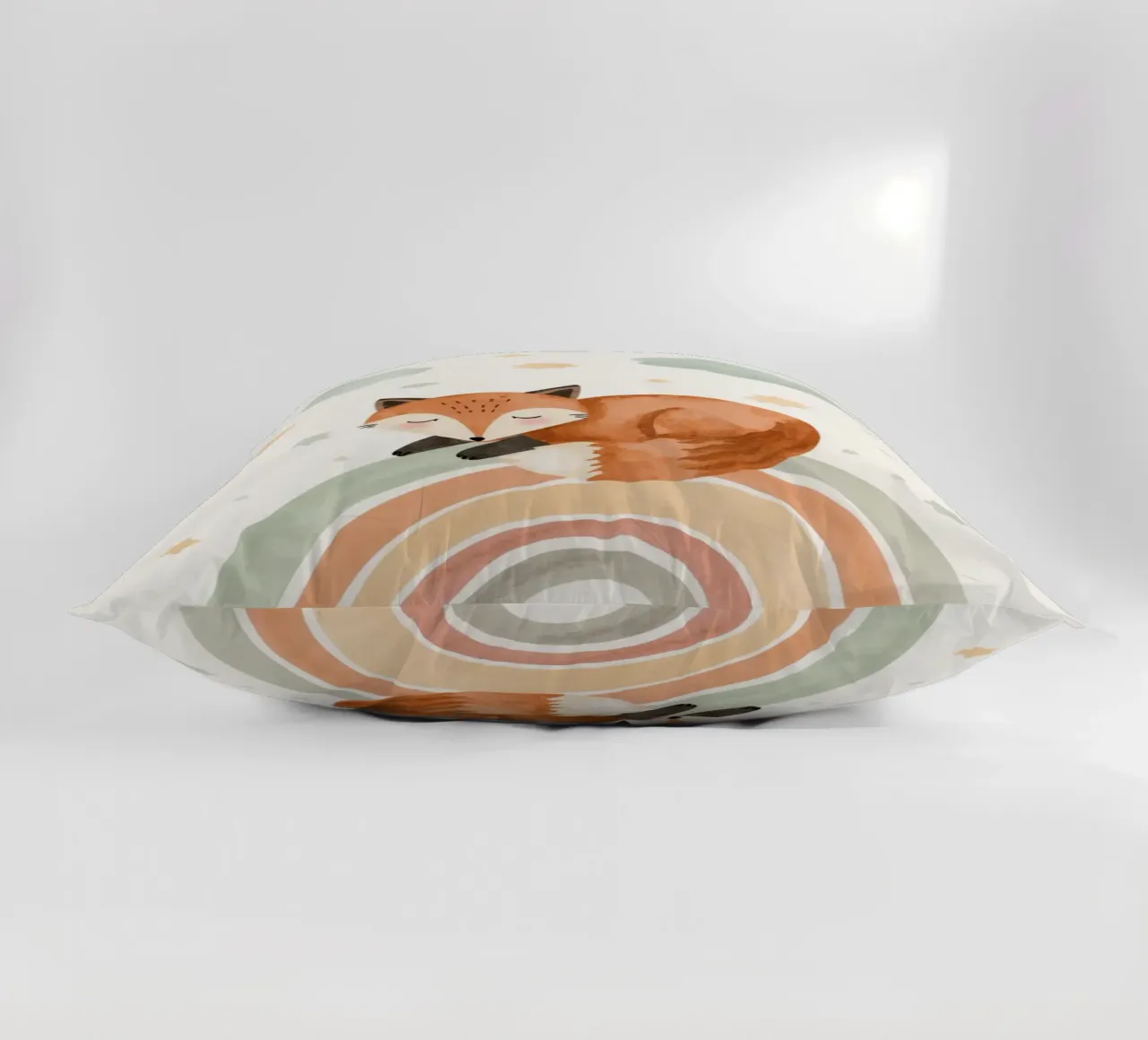Volpe addormentata sull'arcobaleno con nuvole e stelle cuscino da DesignDoodle