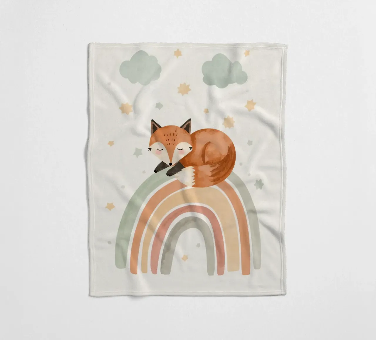Volpe addormentata sull'arcobaleno con nuvole e stelle coperta in pile da DesignDoodle