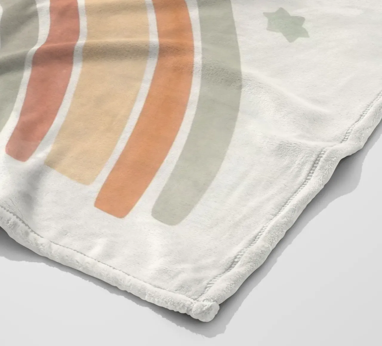 Volpe addormentata sull'arcobaleno con nuvole e stelle coperta in pile da DesignDoodle