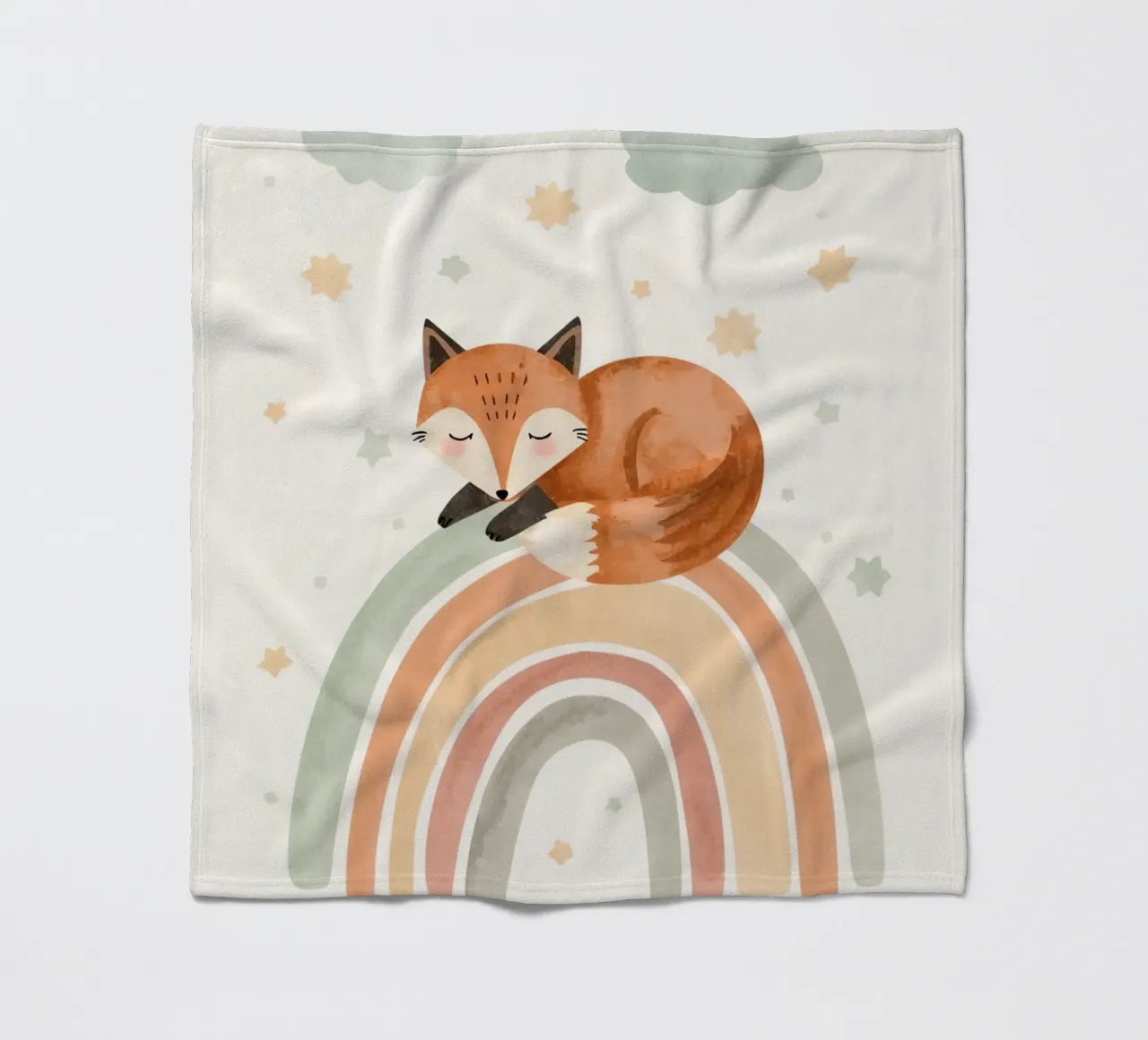 Volpe addormentata sull'arcobaleno con nuvole e stelle coperta in pile da DesignDoodle