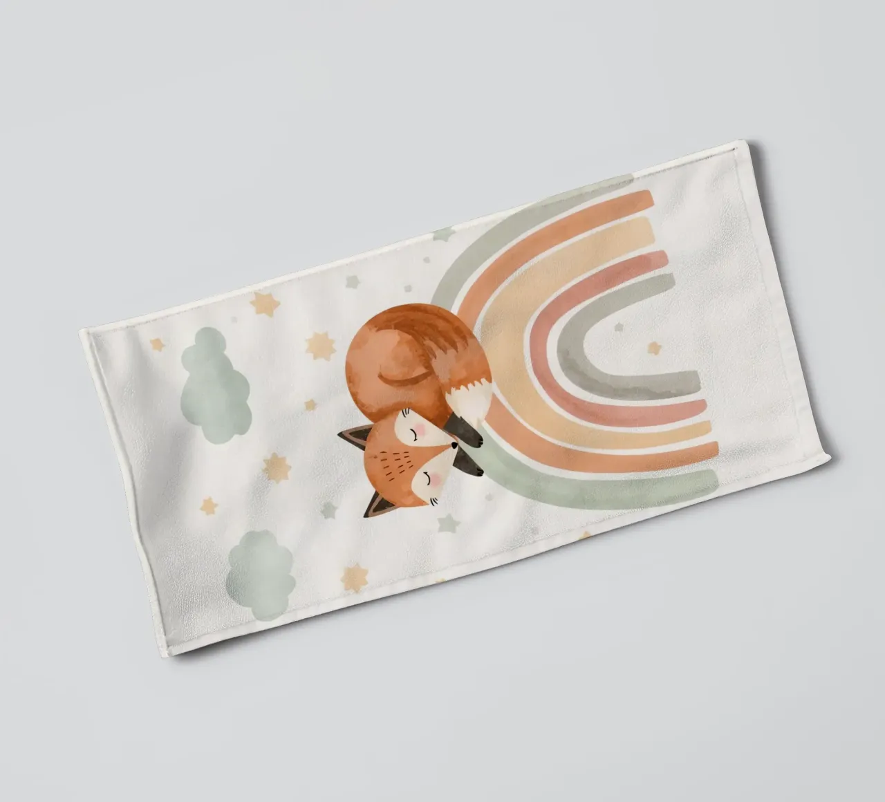 Volpe addormentata sull'arcobaleno con nuvole e stelle asciugamano da bagno da DesignDoodle