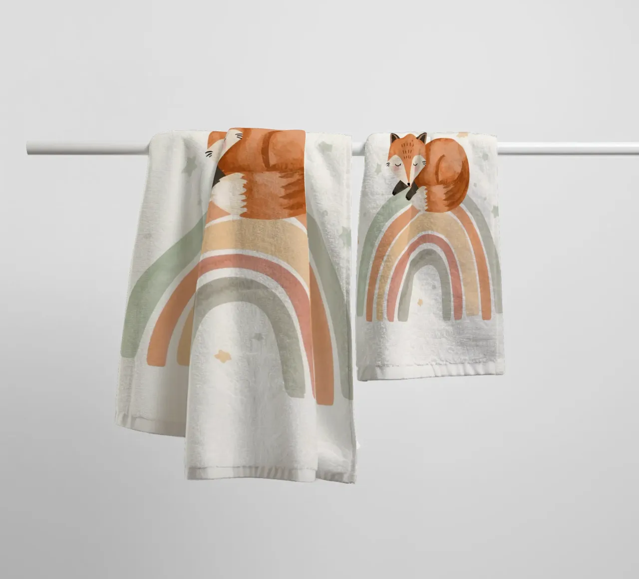 Volpe addormentata sull'arcobaleno con nuvole e stelle asciugamano da bagno da DesignDoodle