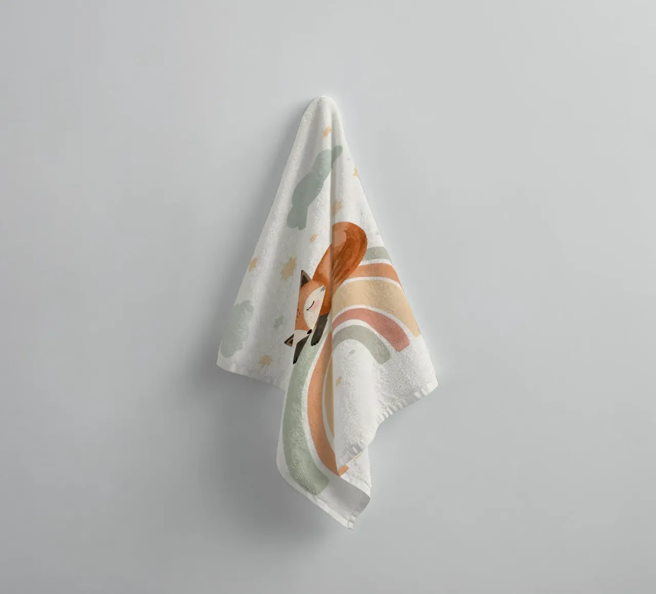 Volpe addormentata sull'arcobaleno con nuvole e stelle asciugamano da bagno da DesignDoodle