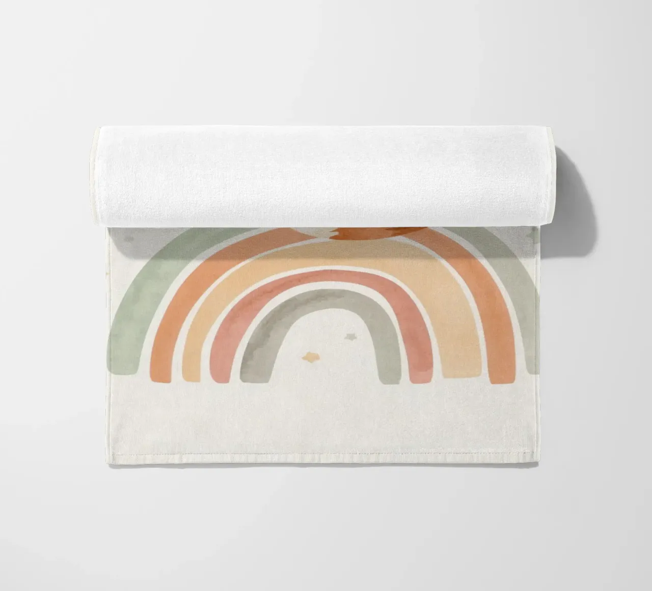 Volpe addormentata sull'arcobaleno con nuvole e stelle telo mare da DesignDoodle