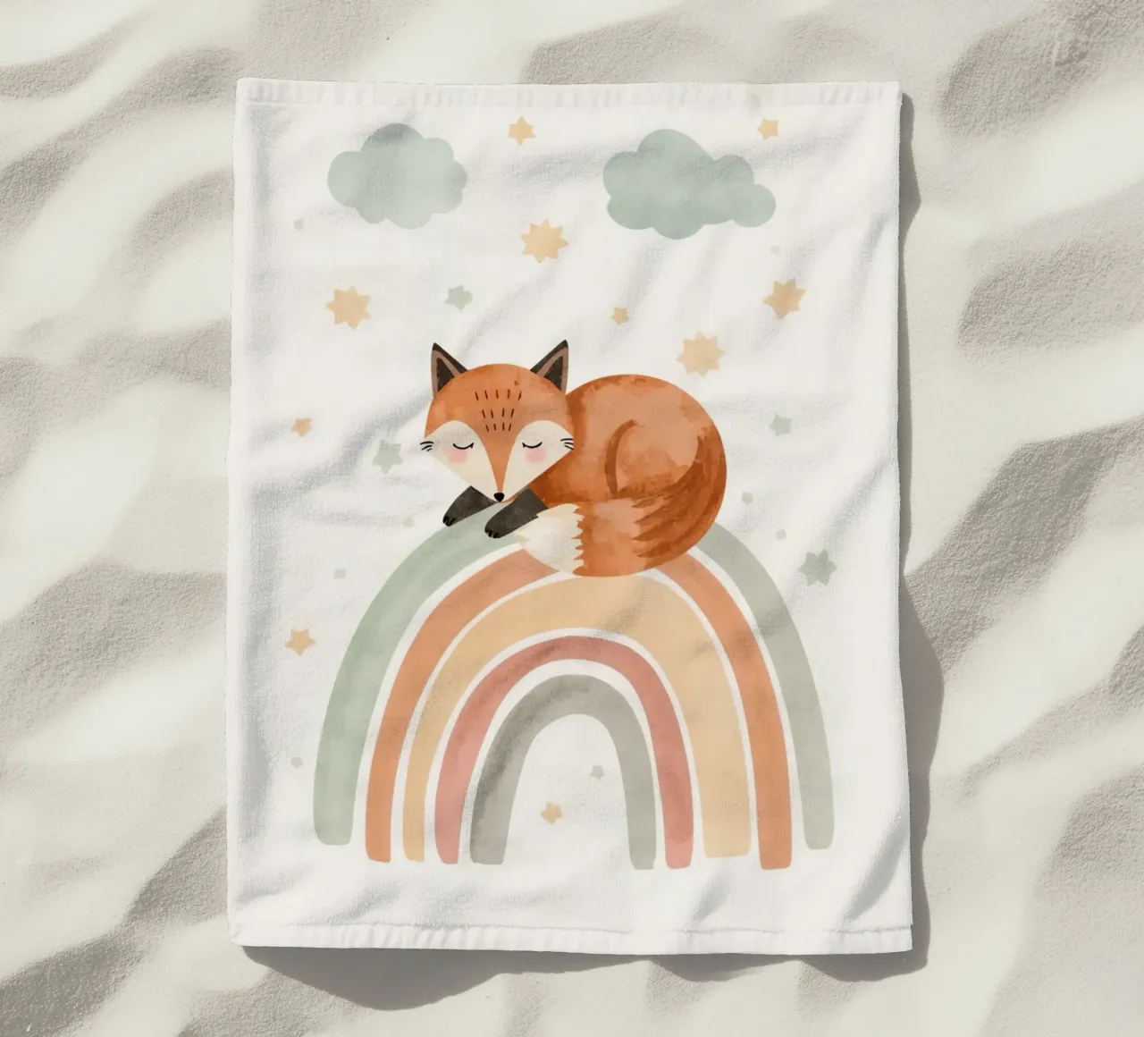 Volpe addormentata sull'arcobaleno con nuvole e stelle telo mare da DesignDoodle