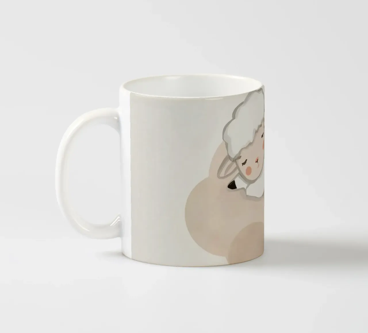 Agnello addormentato su una nuvola tazza in ceramica da DesignDoodle