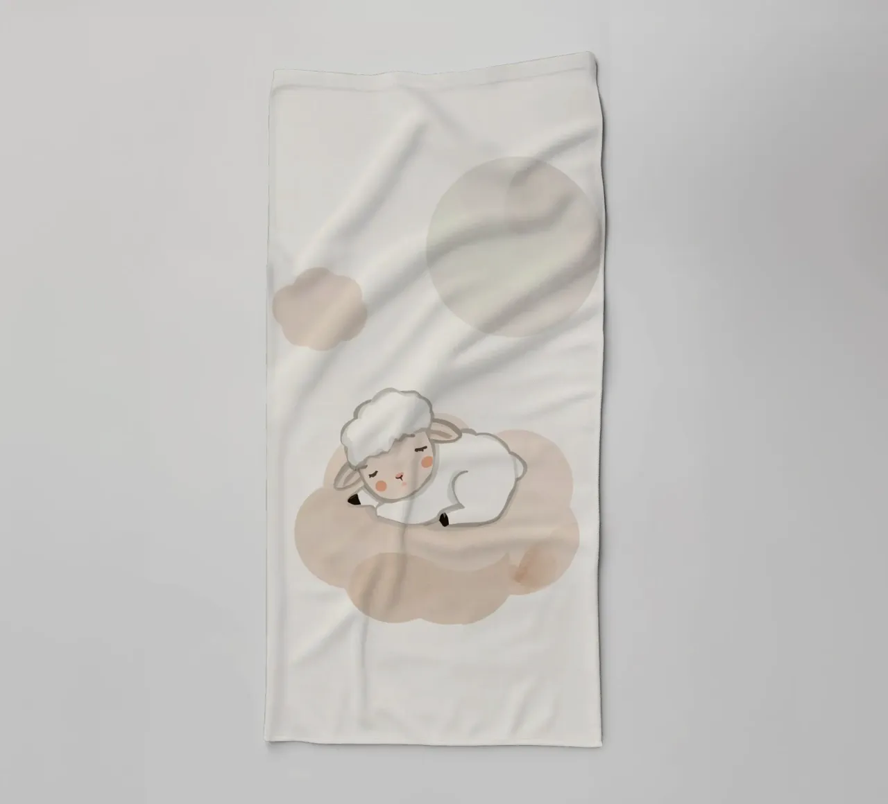 Agnello addormentato su una nuvola asciugamano da bagno da DesignDoodle