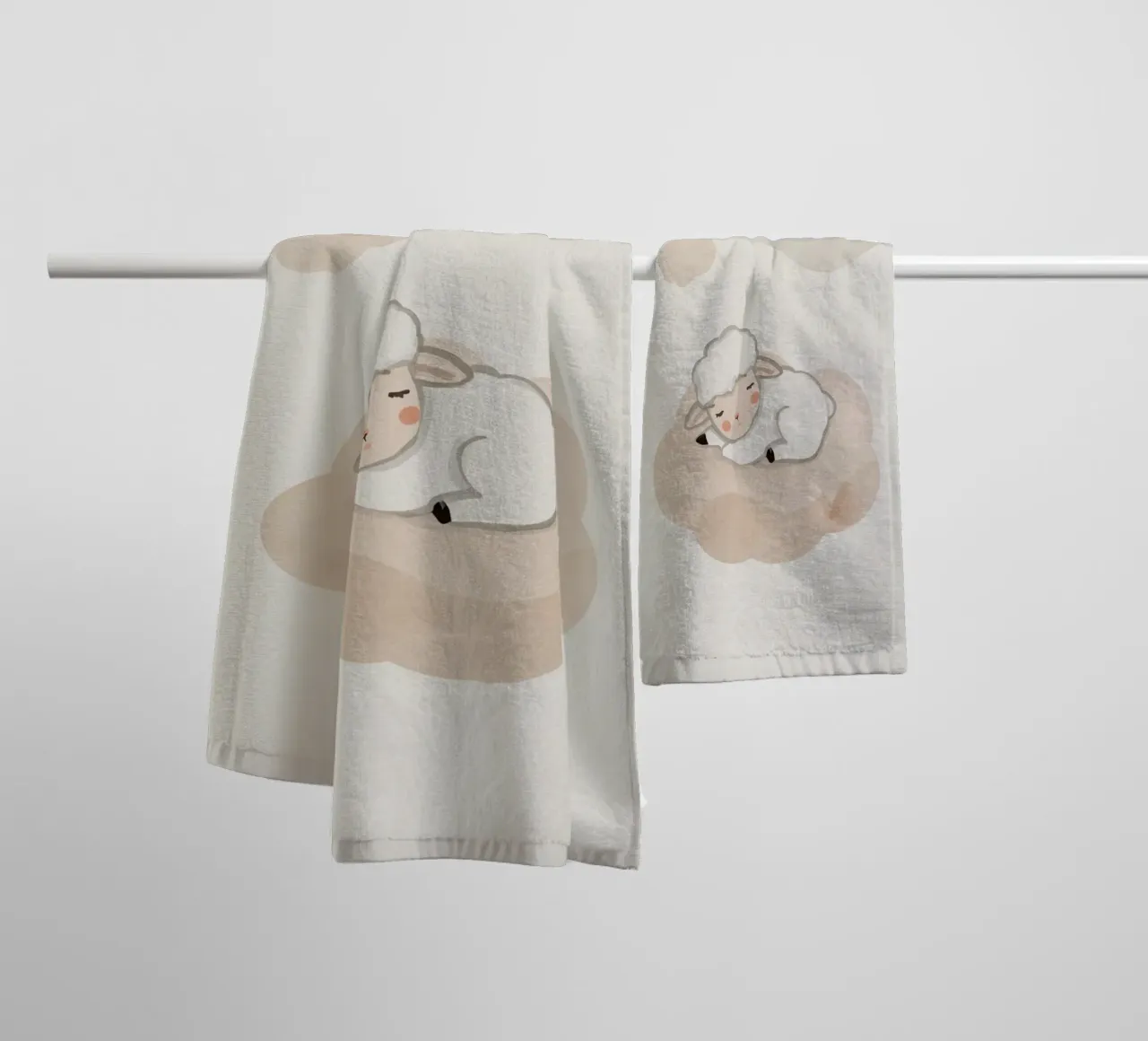 Agnello addormentato su una nuvola asciugamano da bagno da DesignDoodle