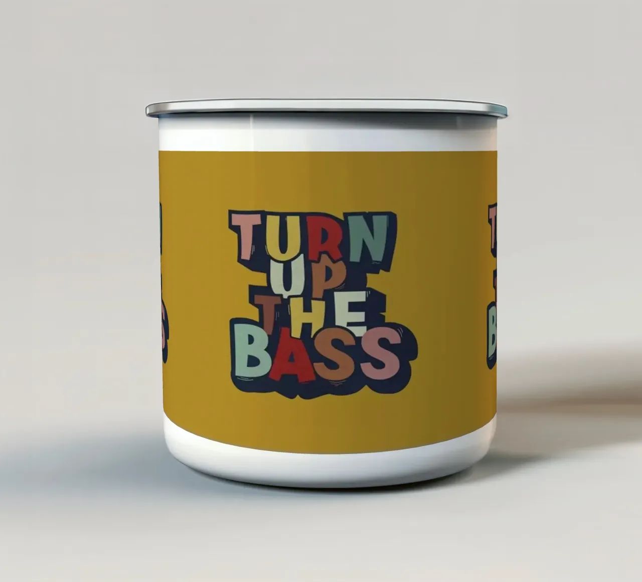 Turn Up the Bass – Hand-Drawn Music Typography Poster tazza in smalto da showmemars
