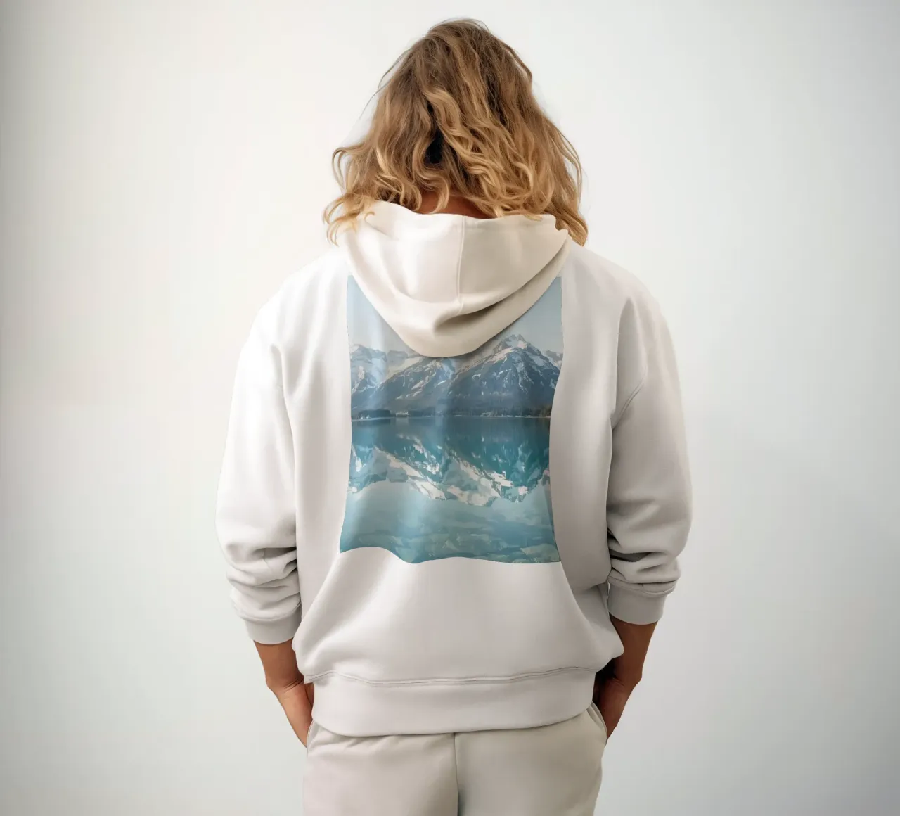 Montagne innevate che si riflettono in un lago calmo con una foresta. felpa con cappuccio da DesignDoodle