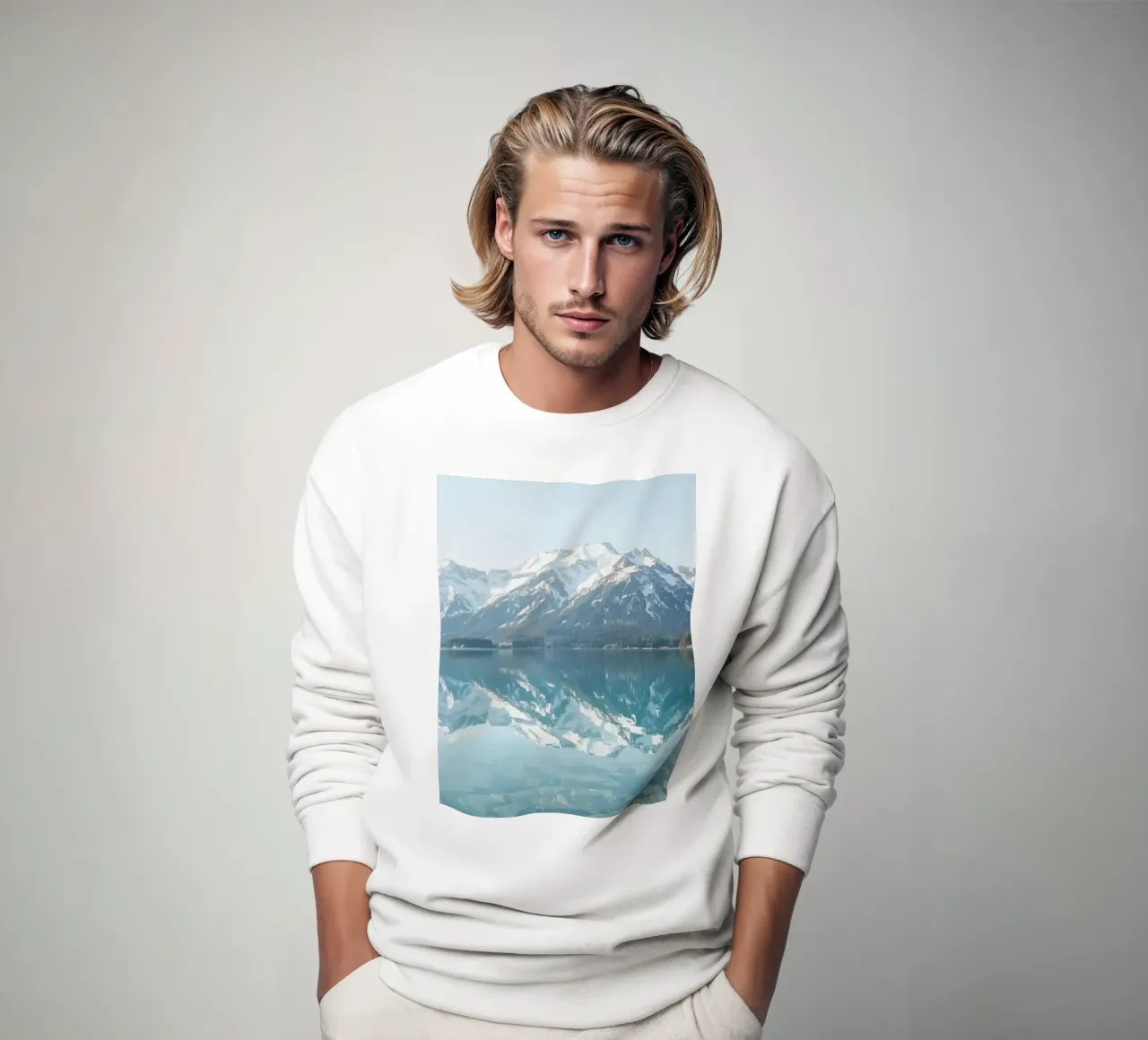 Montagne innevate che si riflettono in un lago calmo con una foresta. felpa da DesignDoodle