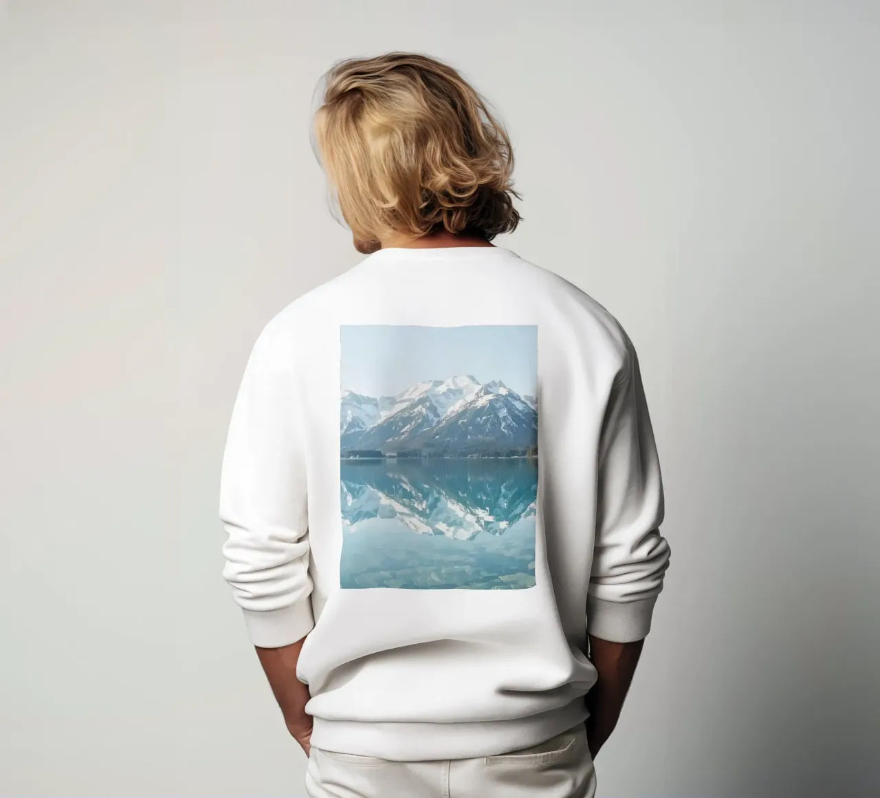Montagne innevate che si riflettono in un lago calmo con una foresta. felpa da DesignDoodle