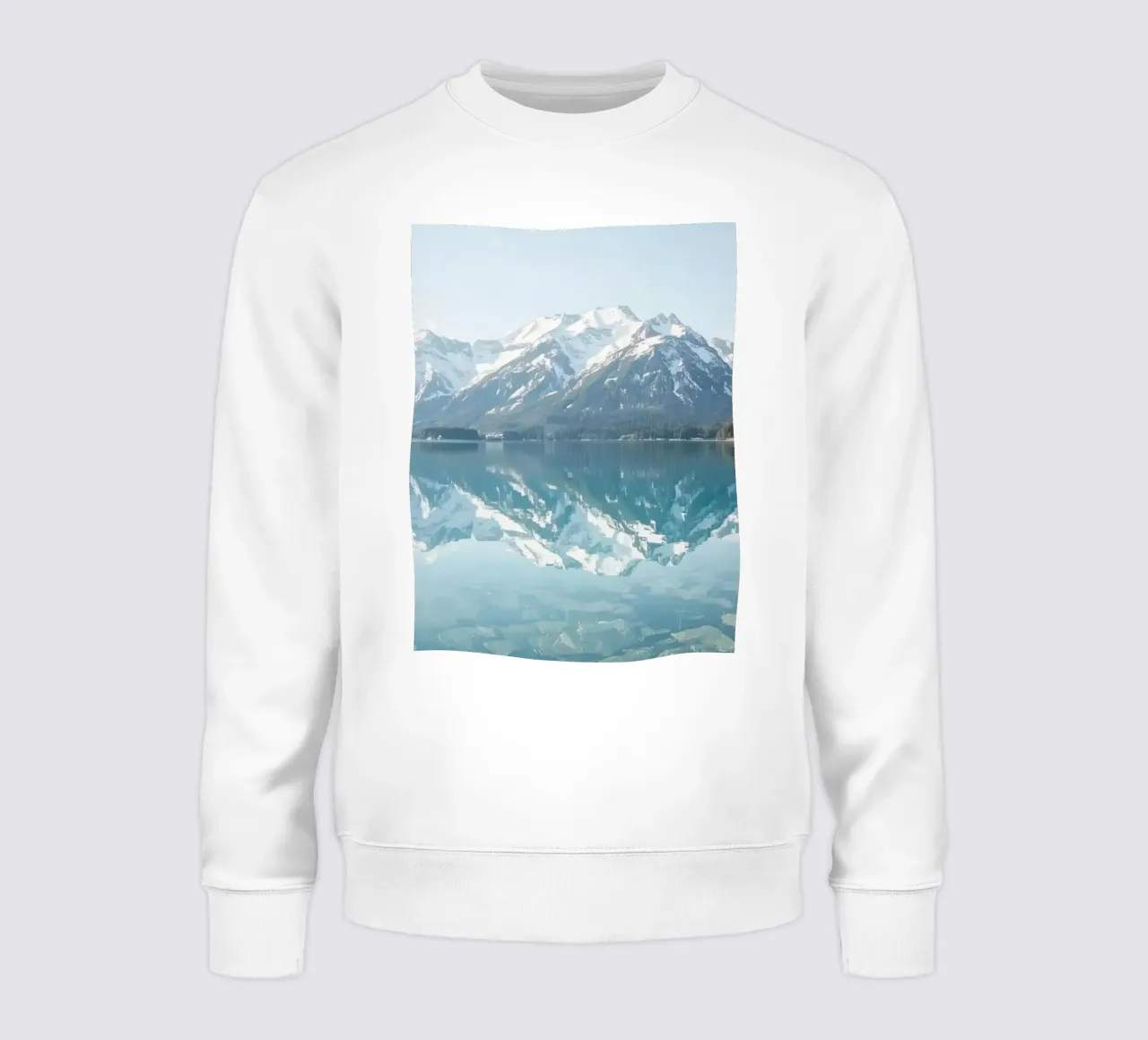 Montagne innevate che si riflettono in un lago calmo con una foresta. felpa da DesignDoodle