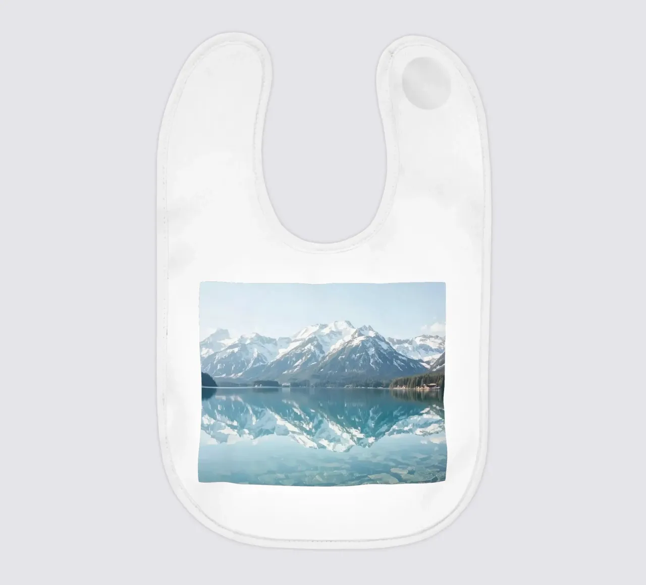 Montagne innevate che si riflettono in un lago calmo con una foresta. bavaglino da DesignDoodle