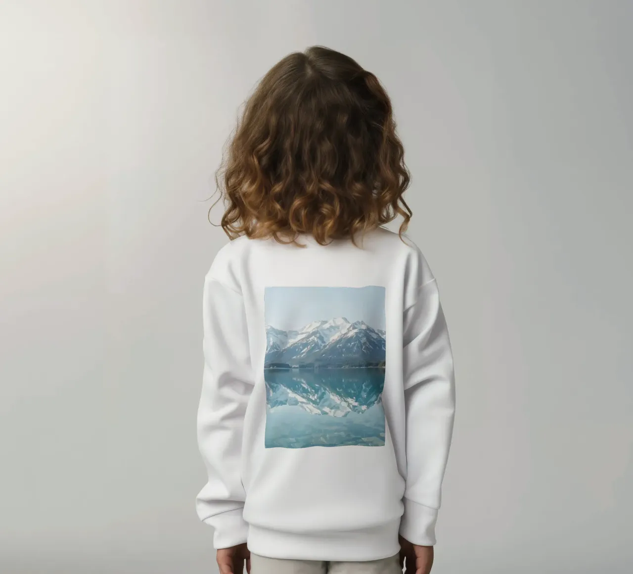 Montagne innevate che si riflettono in un lago calmo con una foresta. felpa bambino da DesignDoodle