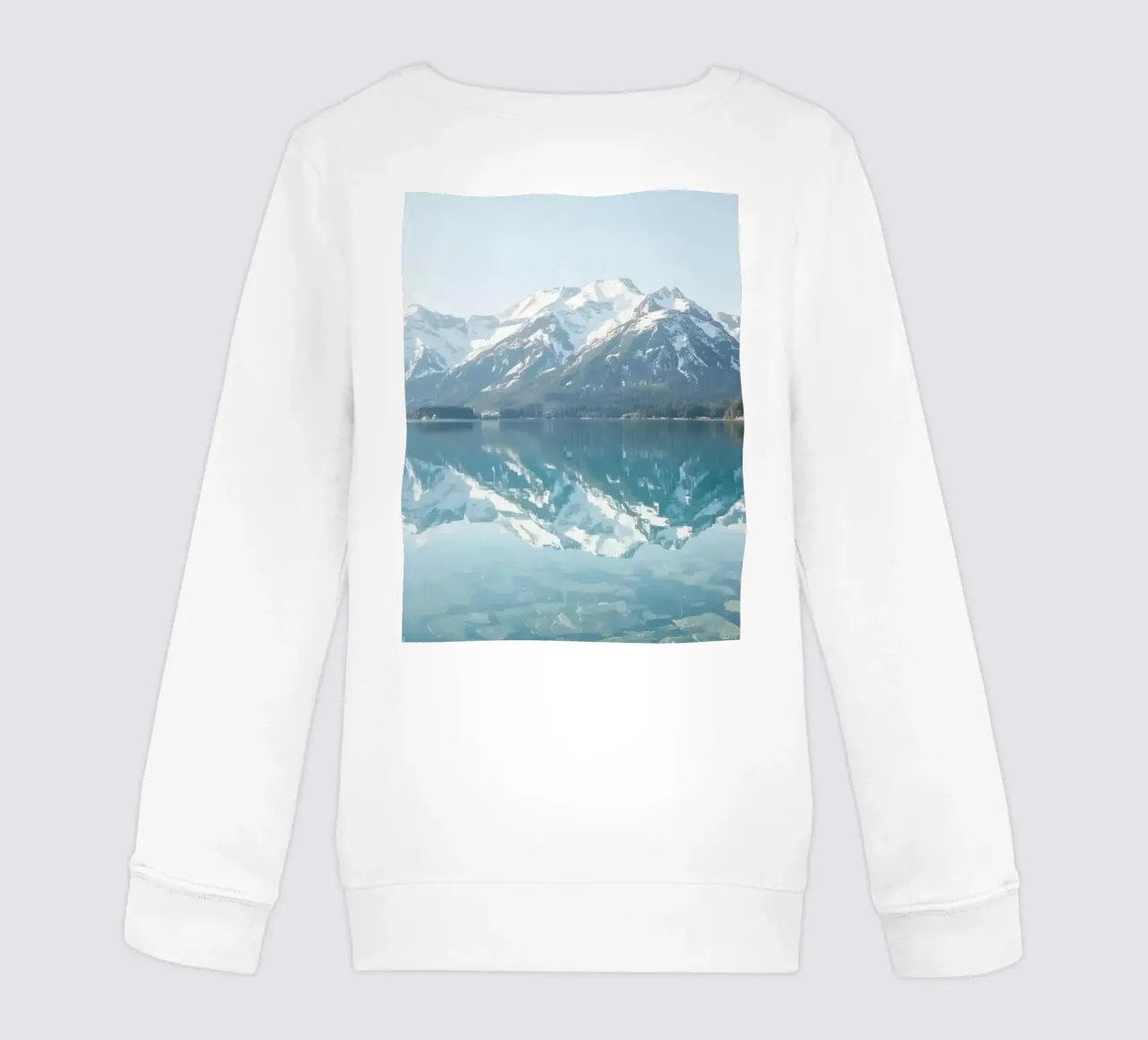 Montagne innevate che si riflettono in un lago calmo con una foresta. felpa bambino da DesignDoodle