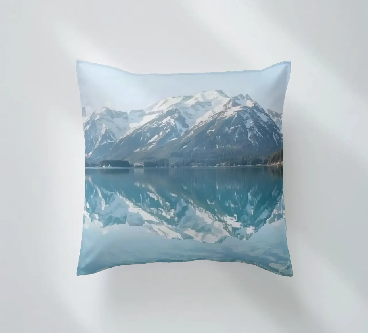 Montagne innevate che si riflettono in un lago calmo con una foresta. cuscino da DesignDoodle