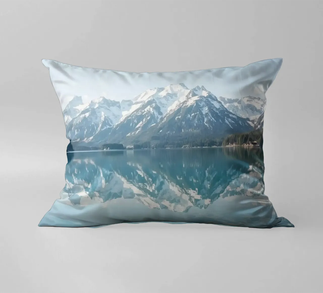 Montagne innevate che si riflettono in un lago calmo con una foresta. cuscino da DesignDoodle