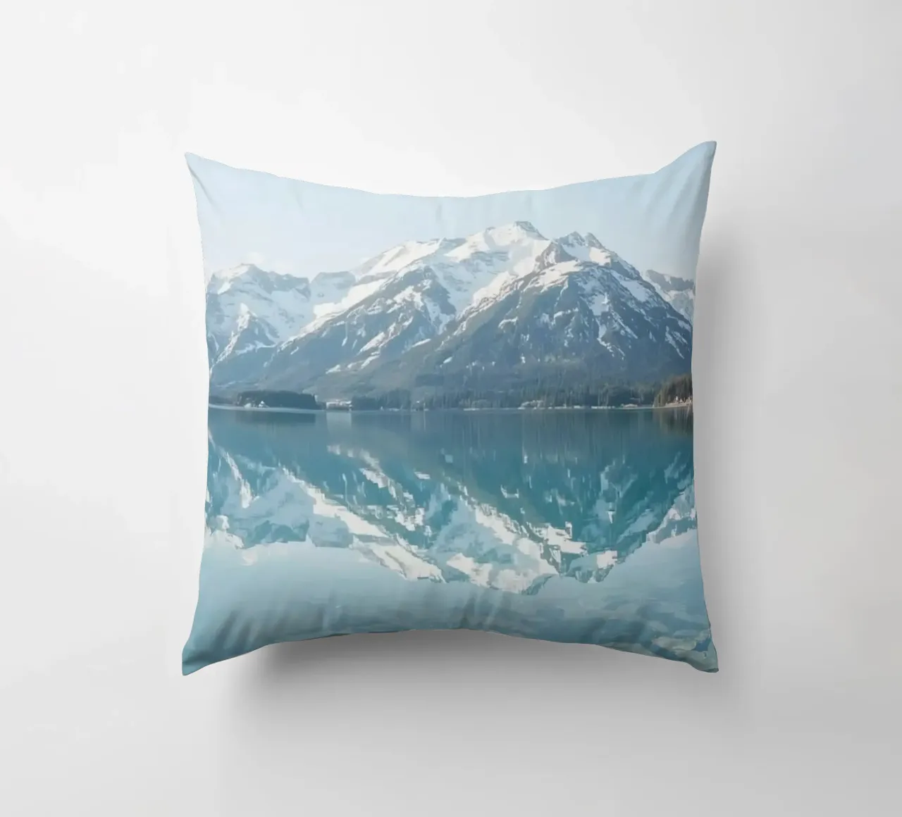 Montagne innevate che si riflettono in un lago calmo con una foresta. cuscino da DesignDoodle