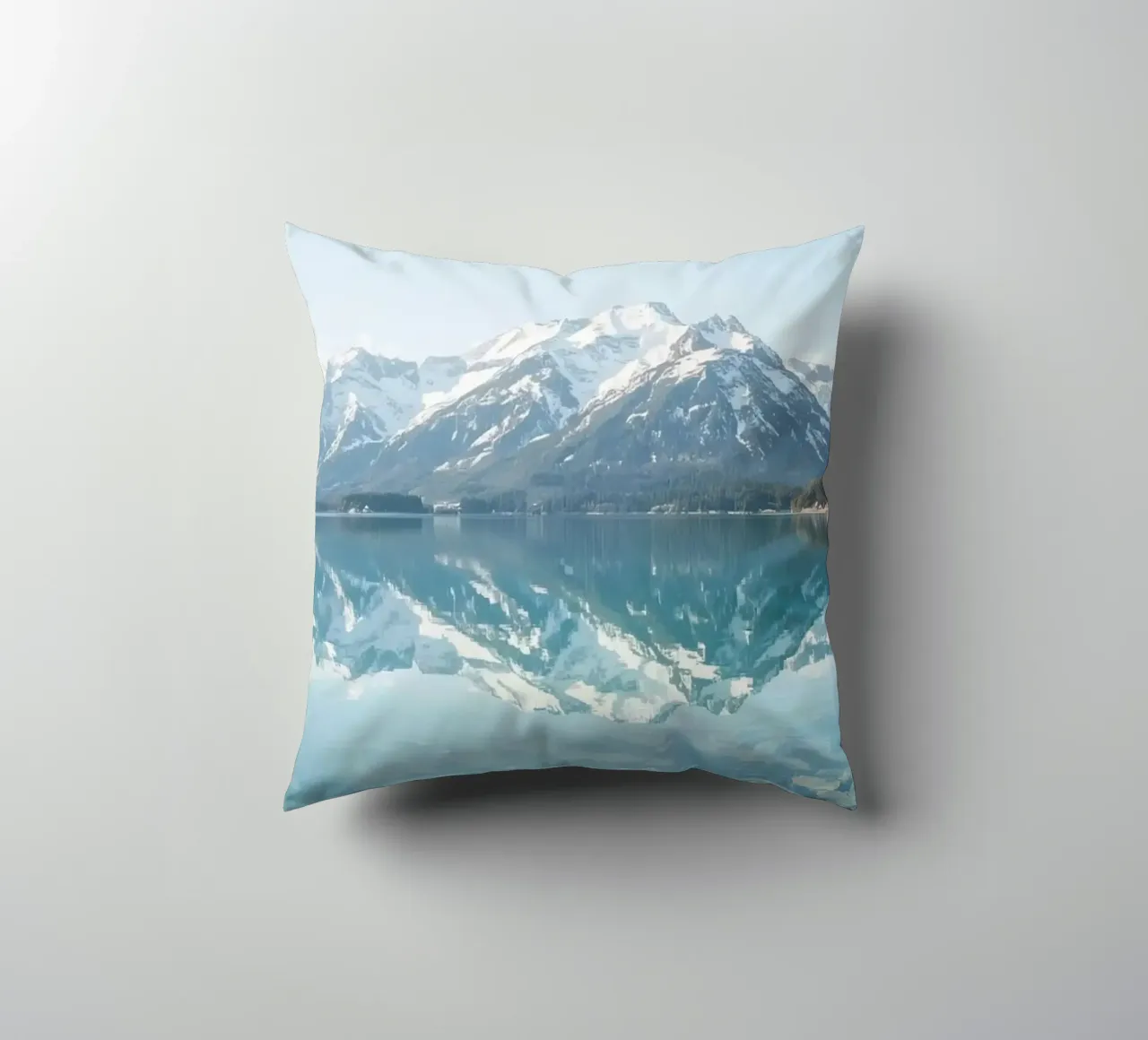 Montagne innevate che si riflettono in un lago calmo con una foresta. cuscino da DesignDoodle