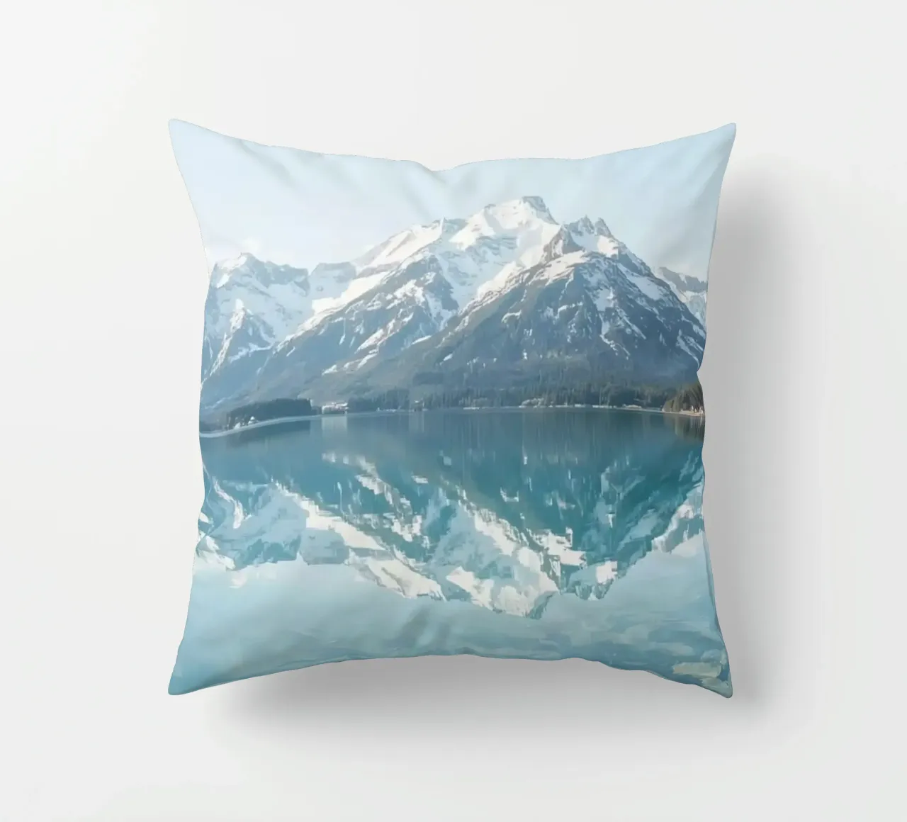 Montagne innevate che si riflettono in un lago calmo con una foresta. cuscino da DesignDoodle