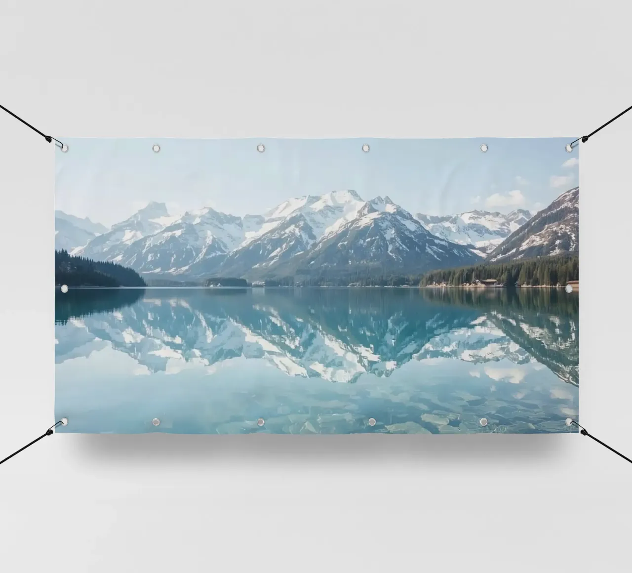 Montagne innevate che si riflettono in un lago calmo con una foresta. telo in pvc da DesignDoodle