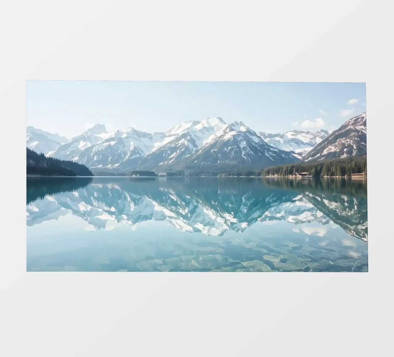 Montagne innevate che si riflettono in un lago calmo con una foresta. telo in pvc da DesignDoodle
