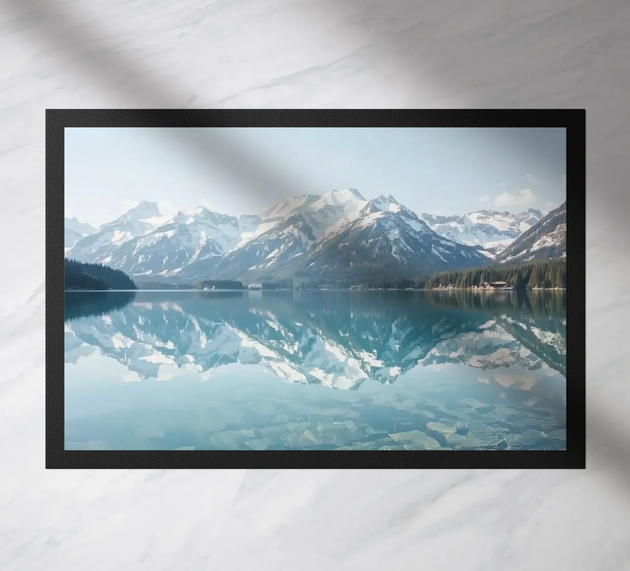 Montagne innevate che si riflettono in un lago calmo con una foresta. zerbino da DesignDoodle