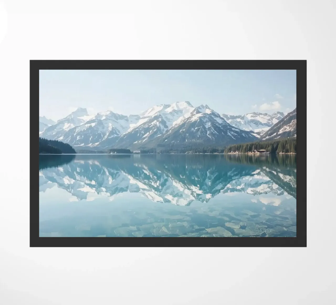 Montagne innevate che si riflettono in un lago calmo con una foresta. zerbino da DesignDoodle