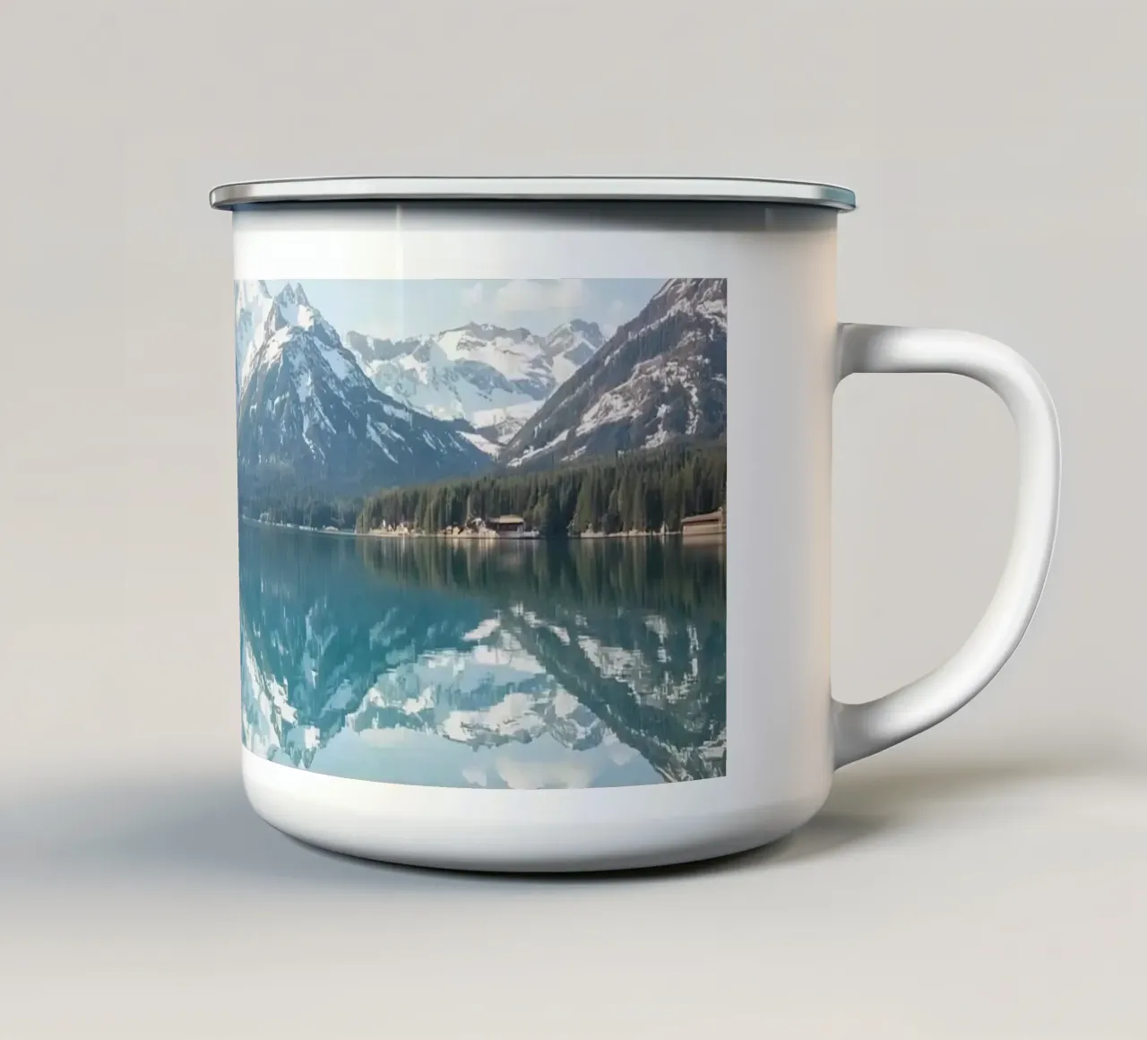 Montagne innevate che si riflettono in un lago calmo con una foresta. tazza in smalto da DesignDoodle