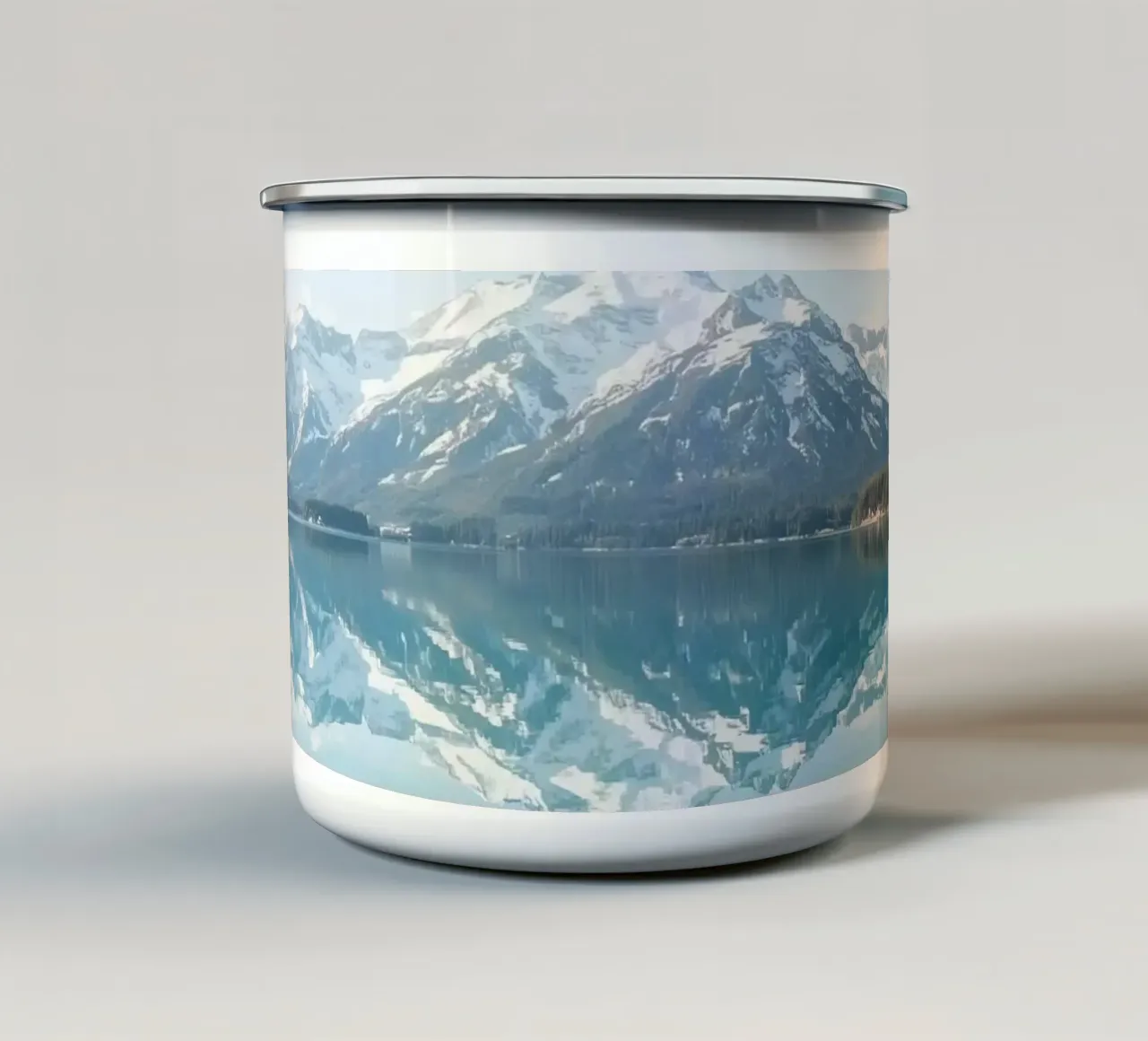 Montagne innevate che si riflettono in un lago calmo con una foresta. tazza in smalto da DesignDoodle