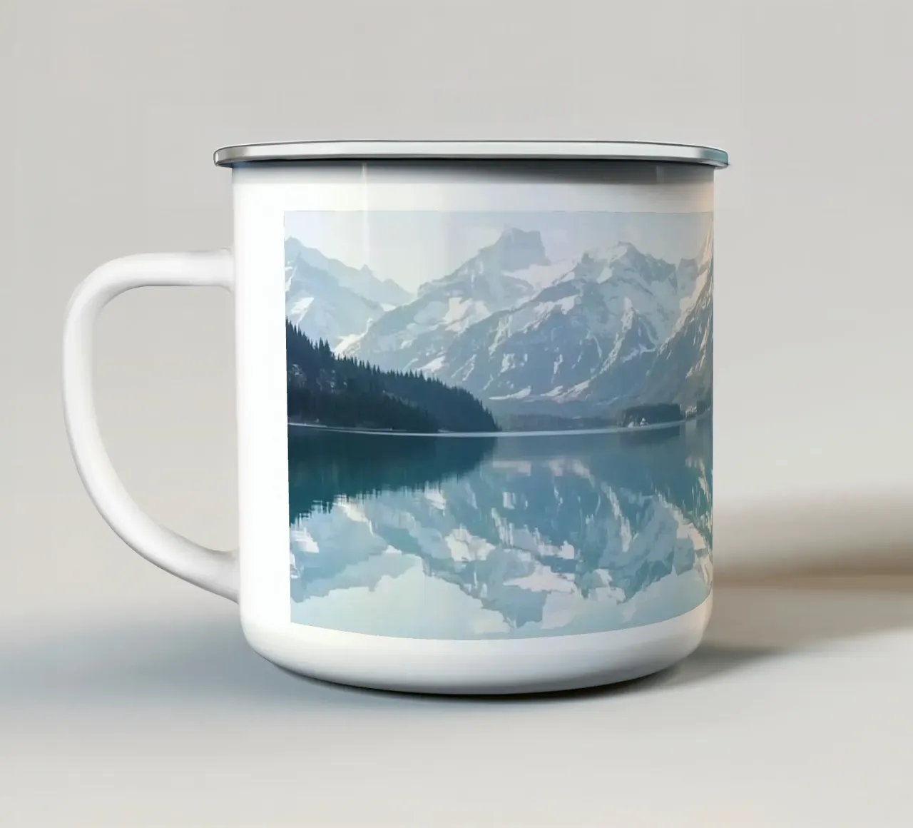 Montagne innevate che si riflettono in un lago calmo con una foresta. tazza in smalto da DesignDoodle
