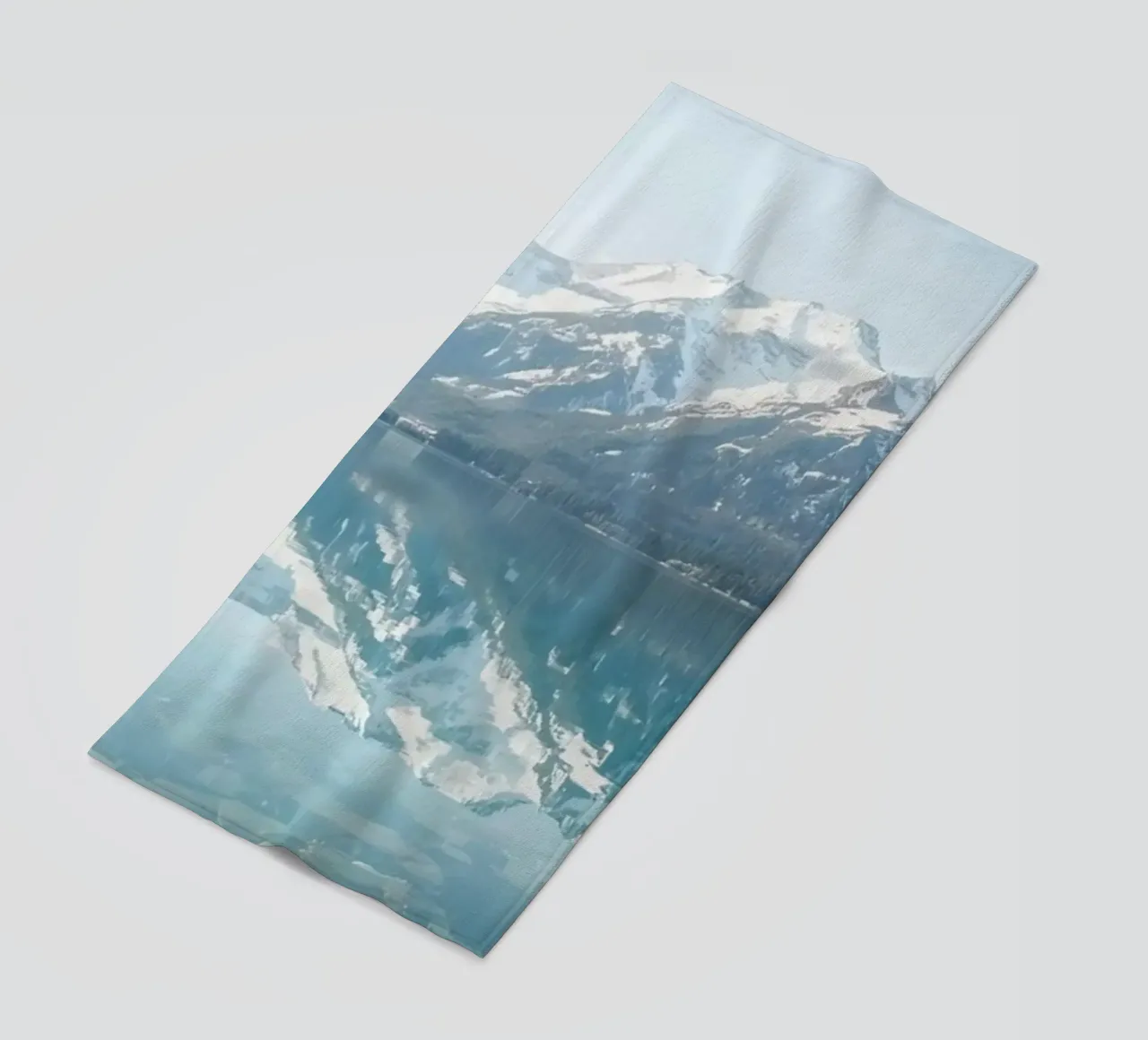 Montagne innevate che si riflettono in un lago calmo con una foresta. telo mare da DesignDoodle