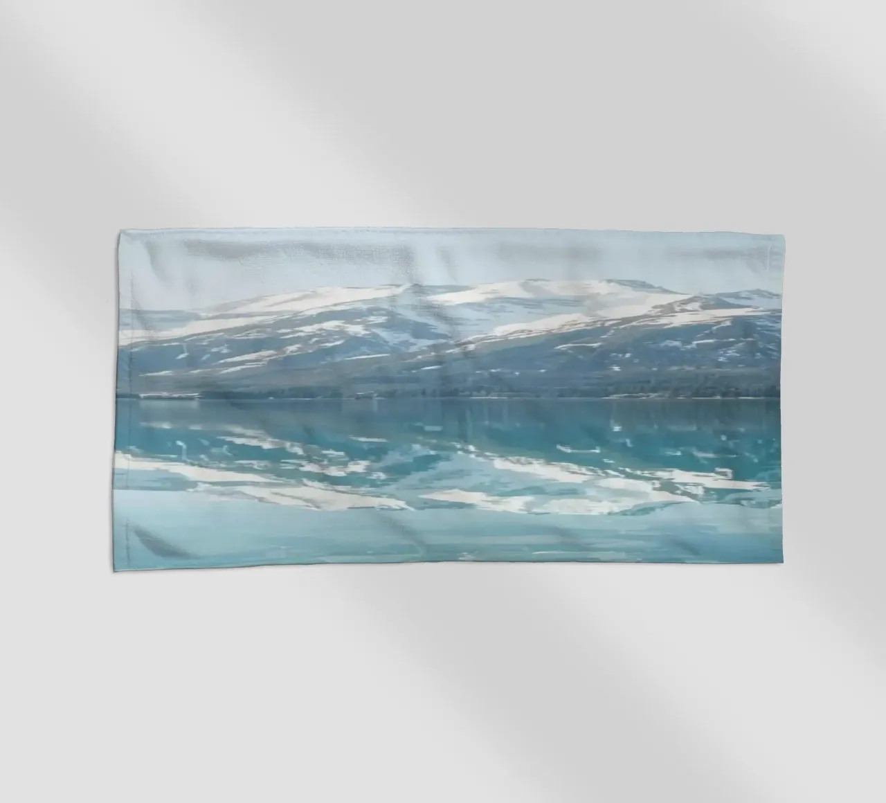 Montagne innevate che si riflettono in un lago calmo con una foresta. telo mare da DesignDoodle
